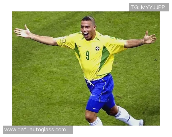 天赋异禀的足球明星如何在绿茵场上创造传奇与辉煌